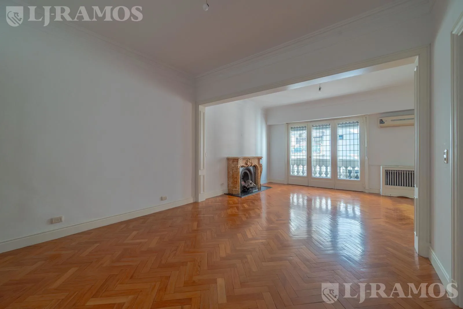 VENTA. SEMIPISO IMPECABLE BARRANCAS DE BELGRANO CON COCHERA E. foto 3