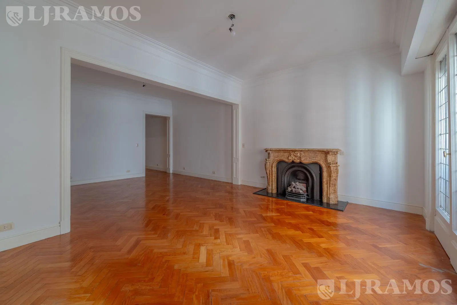 VENTA. SEMIPISO IMPECABLE BARRANCAS DE BELGRANO CON COCHERA E. foto 4