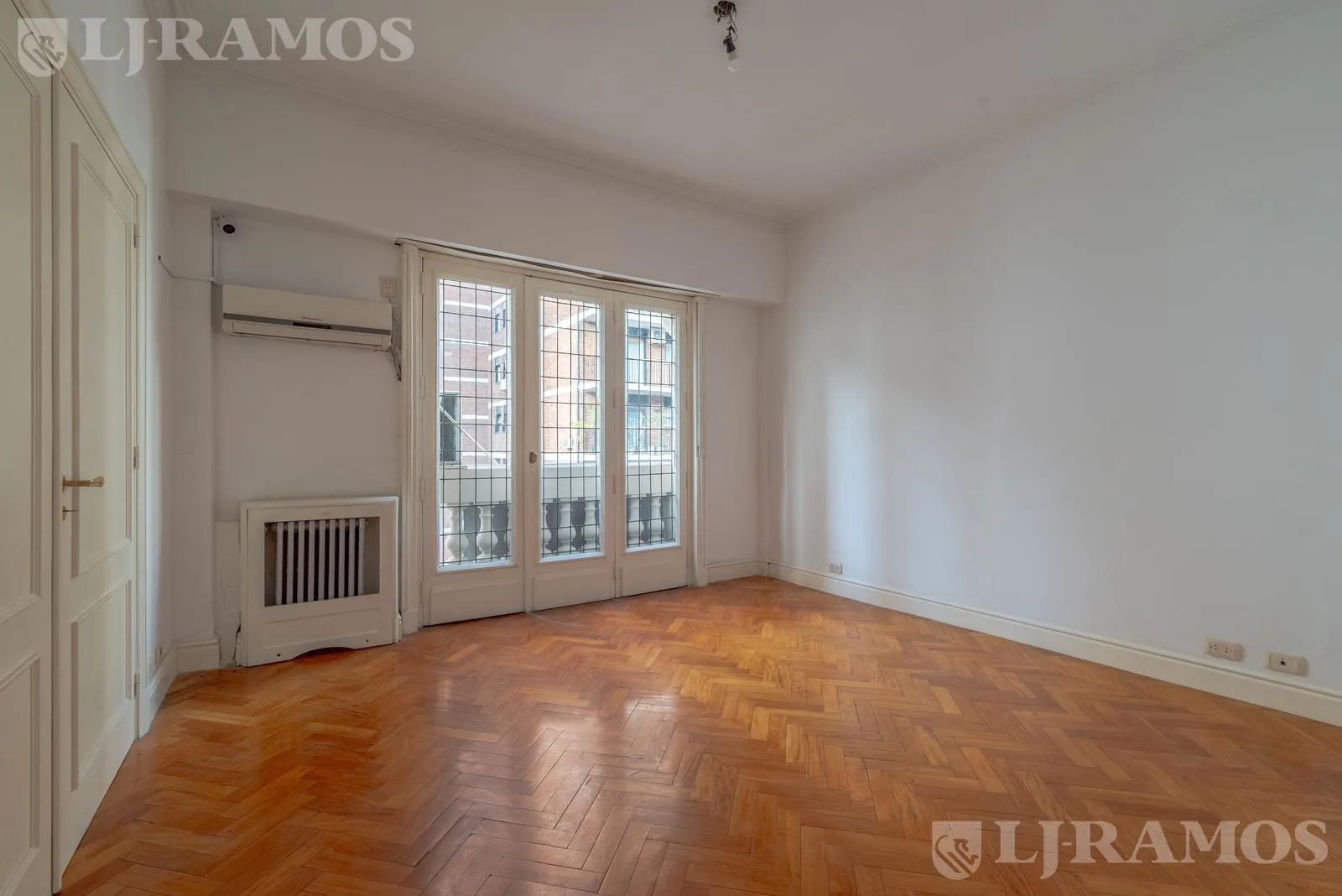 VENTA. SEMIPISO IMPECABLE BARRANCAS DE BELGRANO CON COCHERA E. foto 5