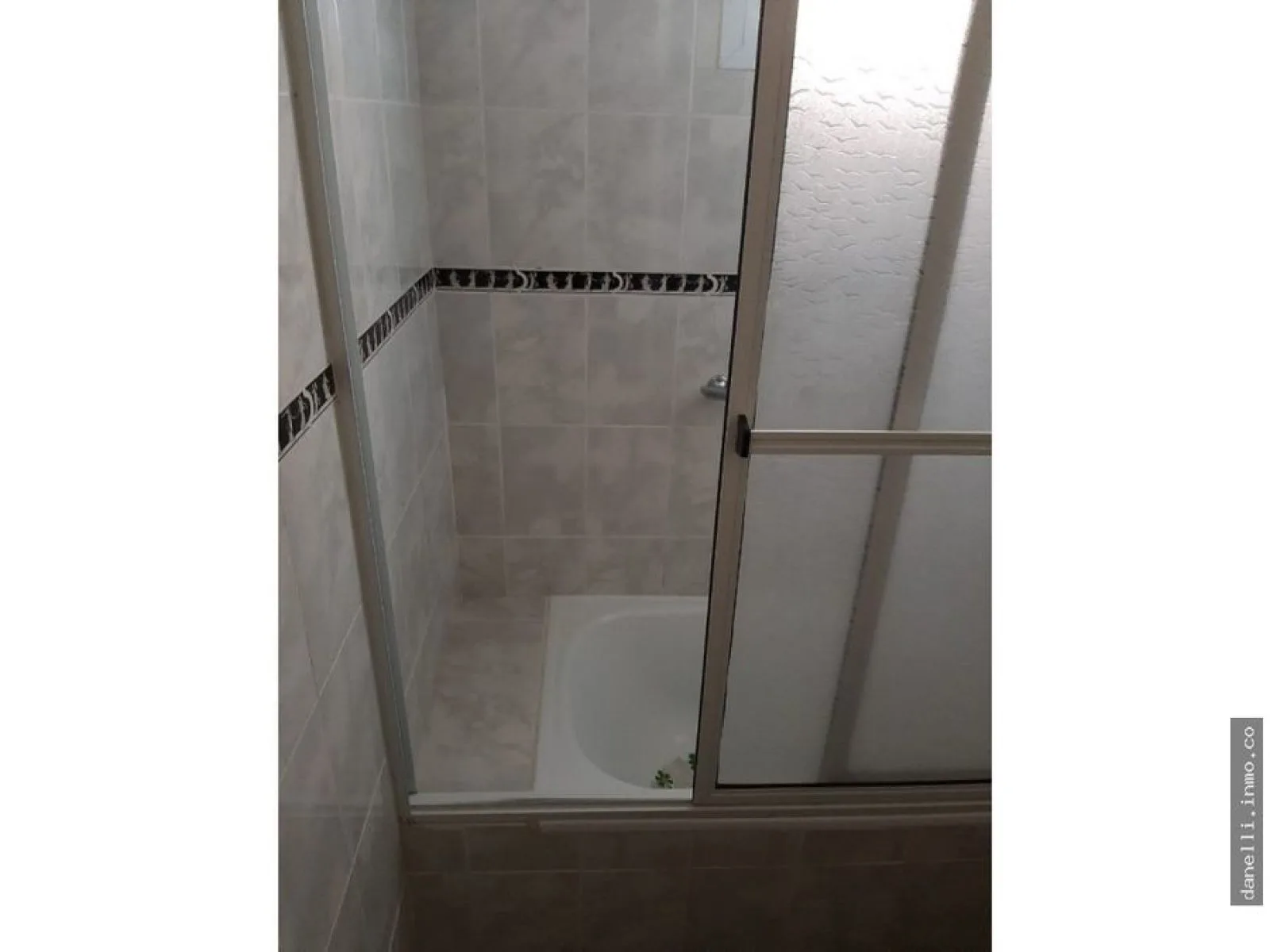 Rear-Facing 1-Bedroom Apartment with Parking in Miramar, Solymar, 2nd Floor – photo 10 of 25