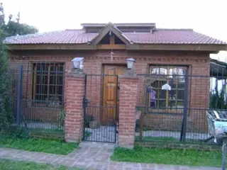 EXCELENTE PROPIEDAD DE TRES AMBIENTES CON JARDIN, PATIO ENTRADA DE AUTO Y FONDO LIBRE CON CALLE ASFALTADA, A TRES CUADRAS DEL CENTRO DE LA CIUDAD DE G foto 1