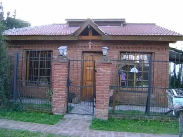 EXCELENTE PROPIEDAD DE TRES AMBIENTES CON JARDIN, PATIO ENTRADA DE AUTO Y FONDO LIBRE CON CALLE ASFALTADA, A TRES CUADRAS DEL CENTRO DE LA CIUDAD DE G