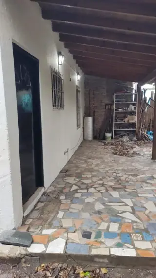 EXCELENTE PROPIEDAD DE TRES AMBIENTES CON JARDIN, PATIO ENTRADA DE AUTO Y FONDO LIBRE CON CALLE ASFALTADA, A TRES CUADRAS DEL CENTRO DE LA CIUDAD DE G foto 2