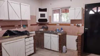 EXCELENTE PROPIEDAD DE TRES AMBIENTES CON JARDIN, PATIO ENTRADA DE AUTO Y FONDO LIBRE CON CALLE ASFALTADA, A TRES CUADRAS DEL CENTRO DE LA CIUDAD DE G foto 3