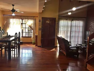 Excelente Chalet – 4 Ambientes – Dependencia– Jardín con pileta - Quincho y Garaje foto 1