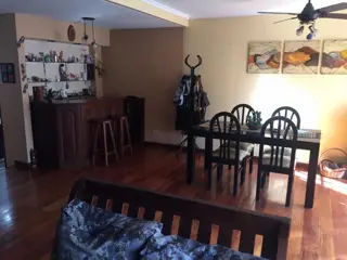 Excelente Chalet – 4 Ambientes – Dependencia– Jardín con pileta - Quincho y Garaje foto 2