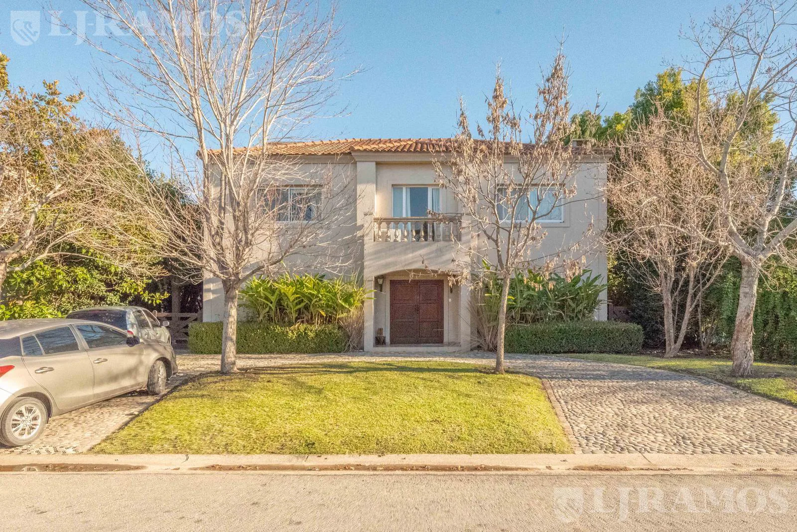 Casa con 4 suites en venta y/o alquiler con mubles en LAS GLORIETAS foto 2