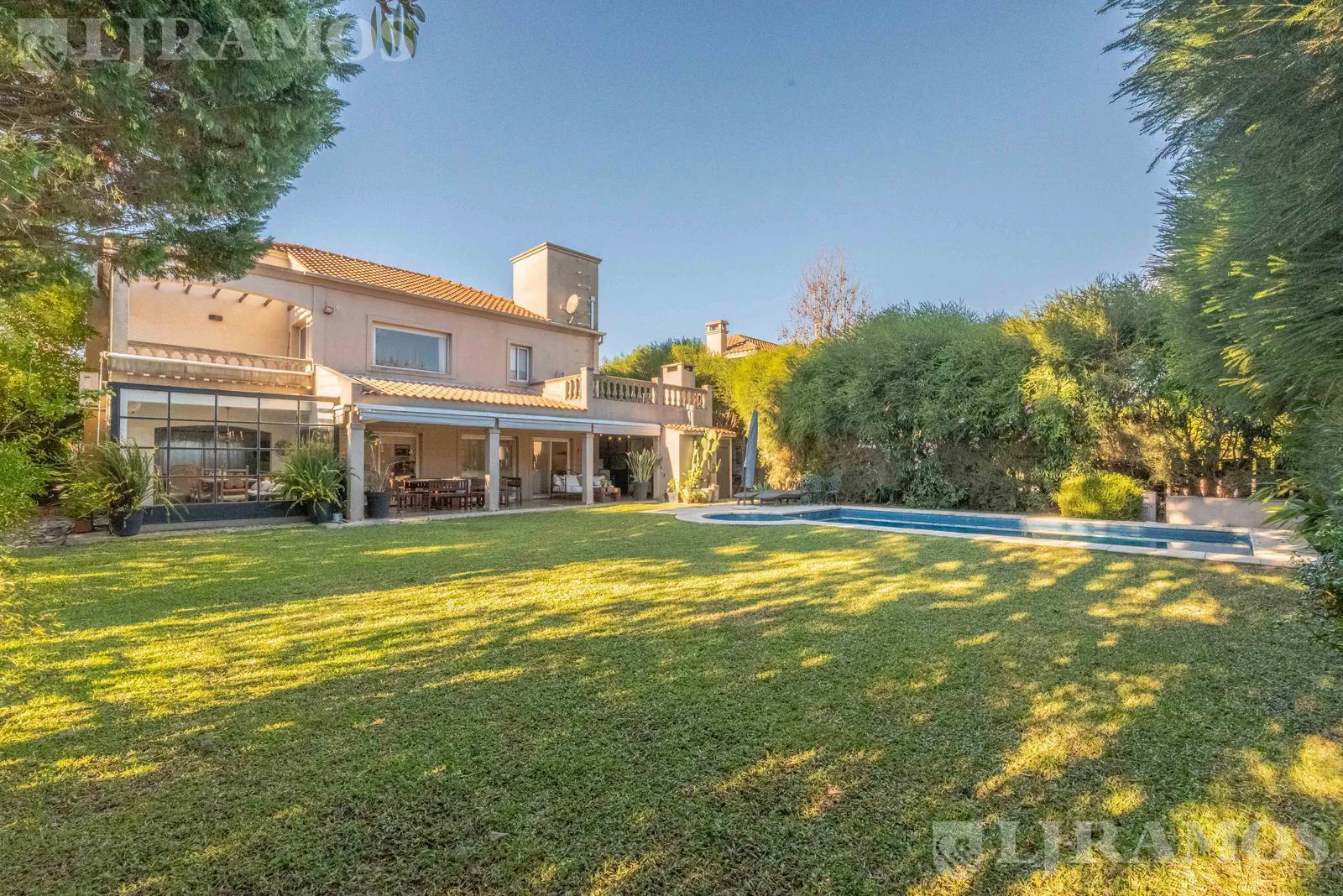 Casa con 4 suites en venta y/o alquiler con mubles en LAS GLORIETAS foto 3