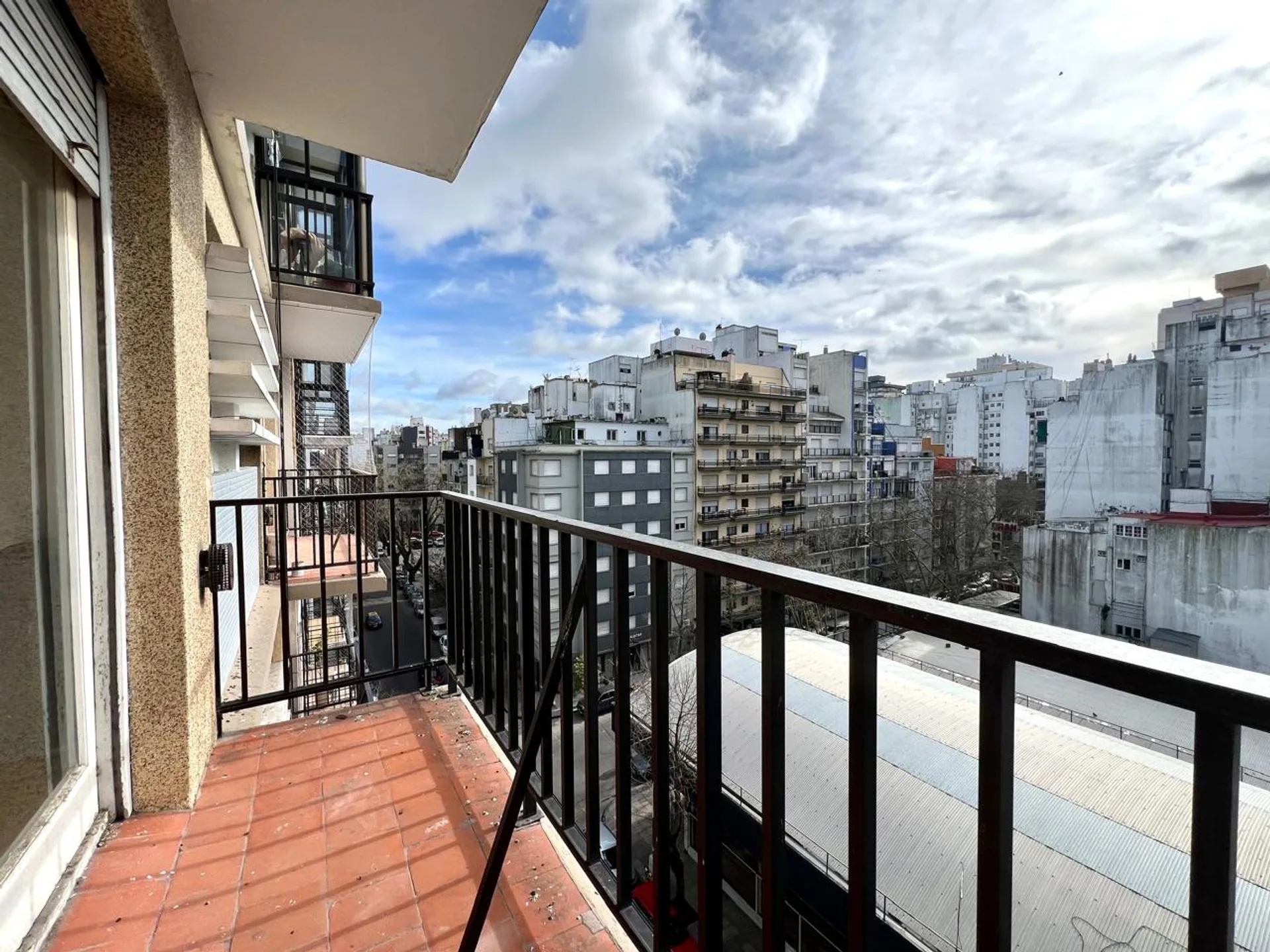 Venta depto 2 ambientes con balcón Plaza Colón