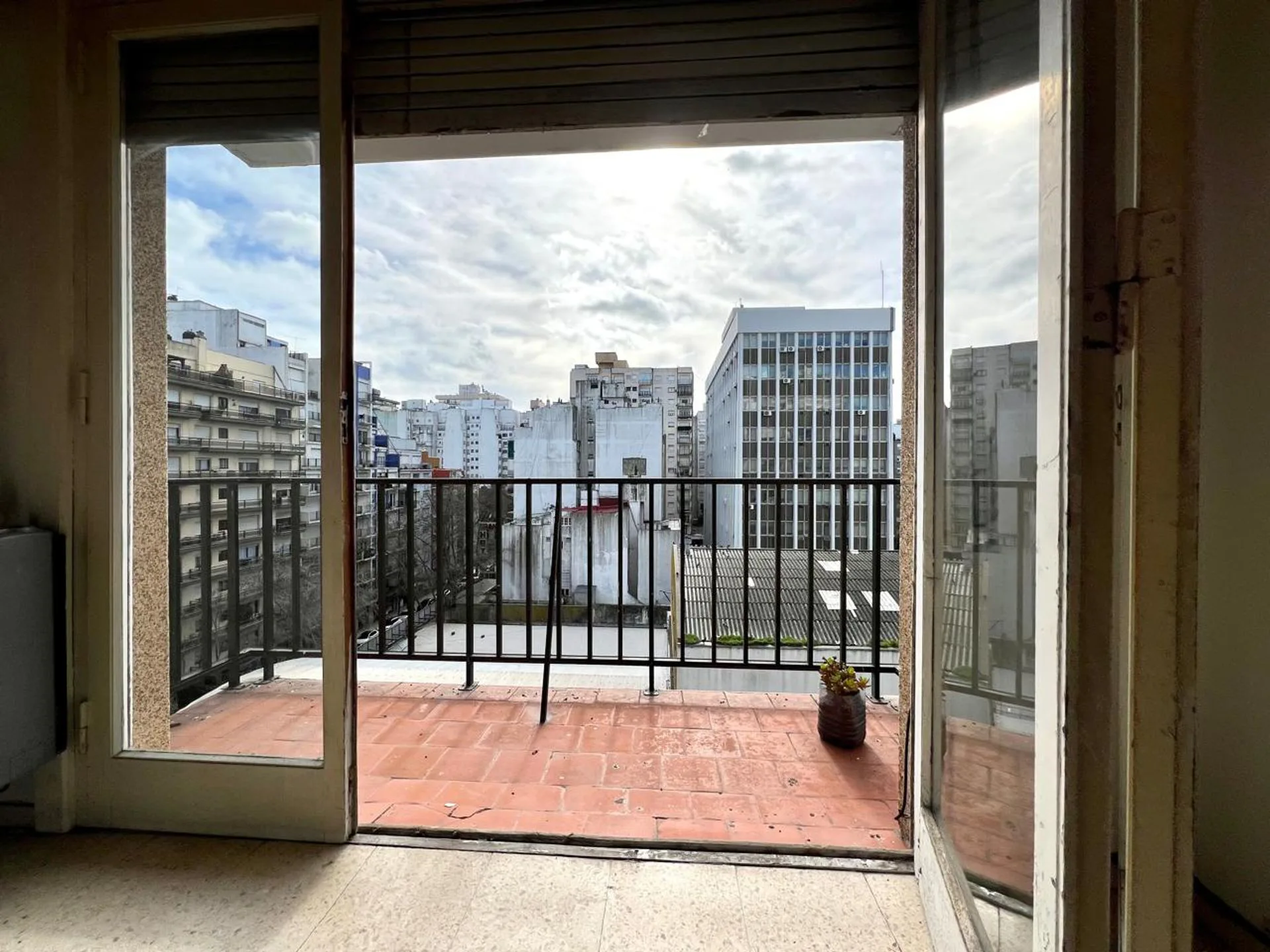 Venta depto 2 ambientes con balcón Plaza Colón foto 2