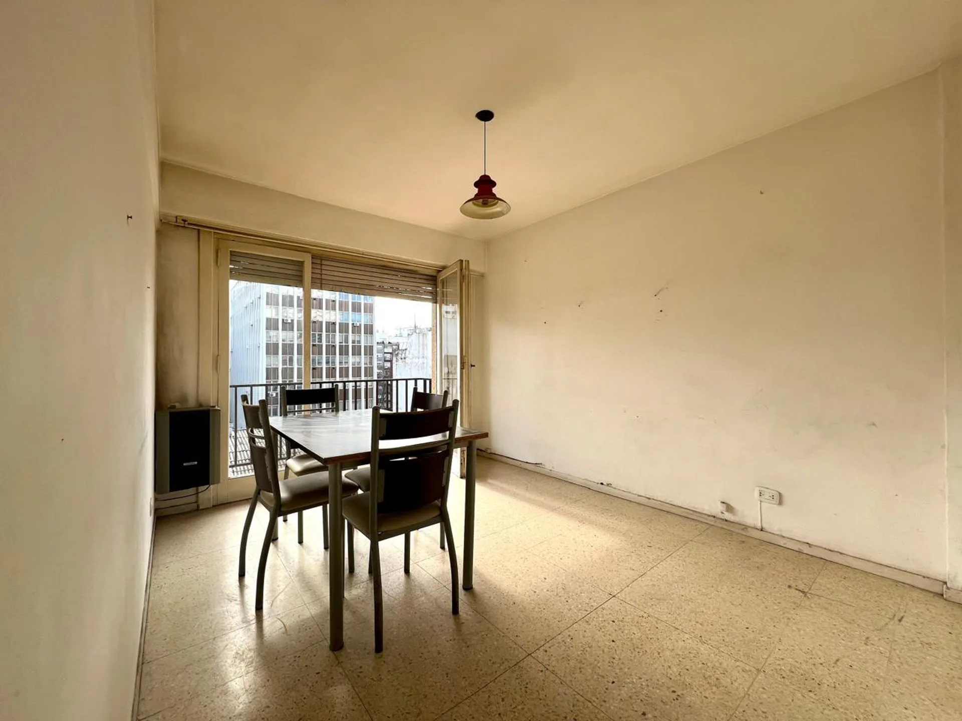 Venta depto 2 ambientes con balcón Plaza Colón foto 3