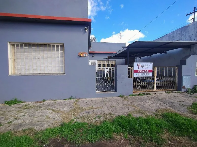 Casa 4 ambientes con amplio parque y cochera - G. de Laferrere. foto 2