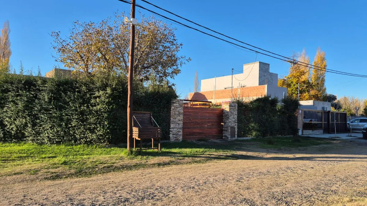 VENTA, TERRENO 360 m2 Loteo La Encantada, PLOTTIER foto 2