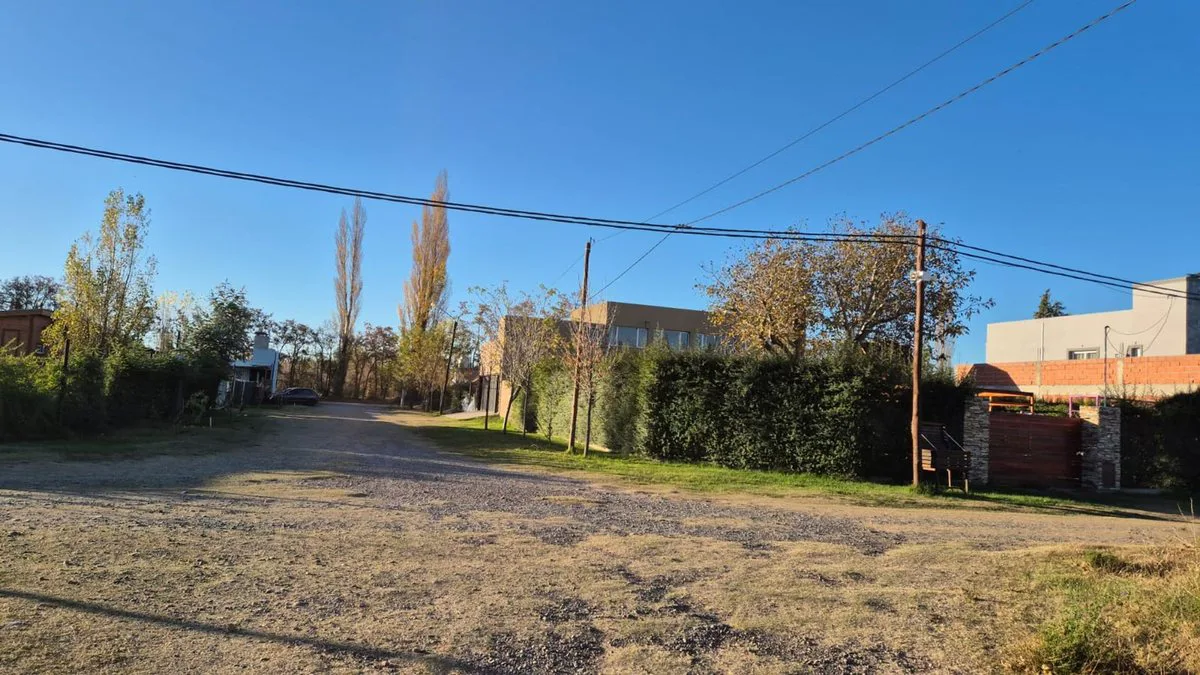 VENTA, TERRENO 360 m2 Loteo La Encantada, PLOTTIER foto 3