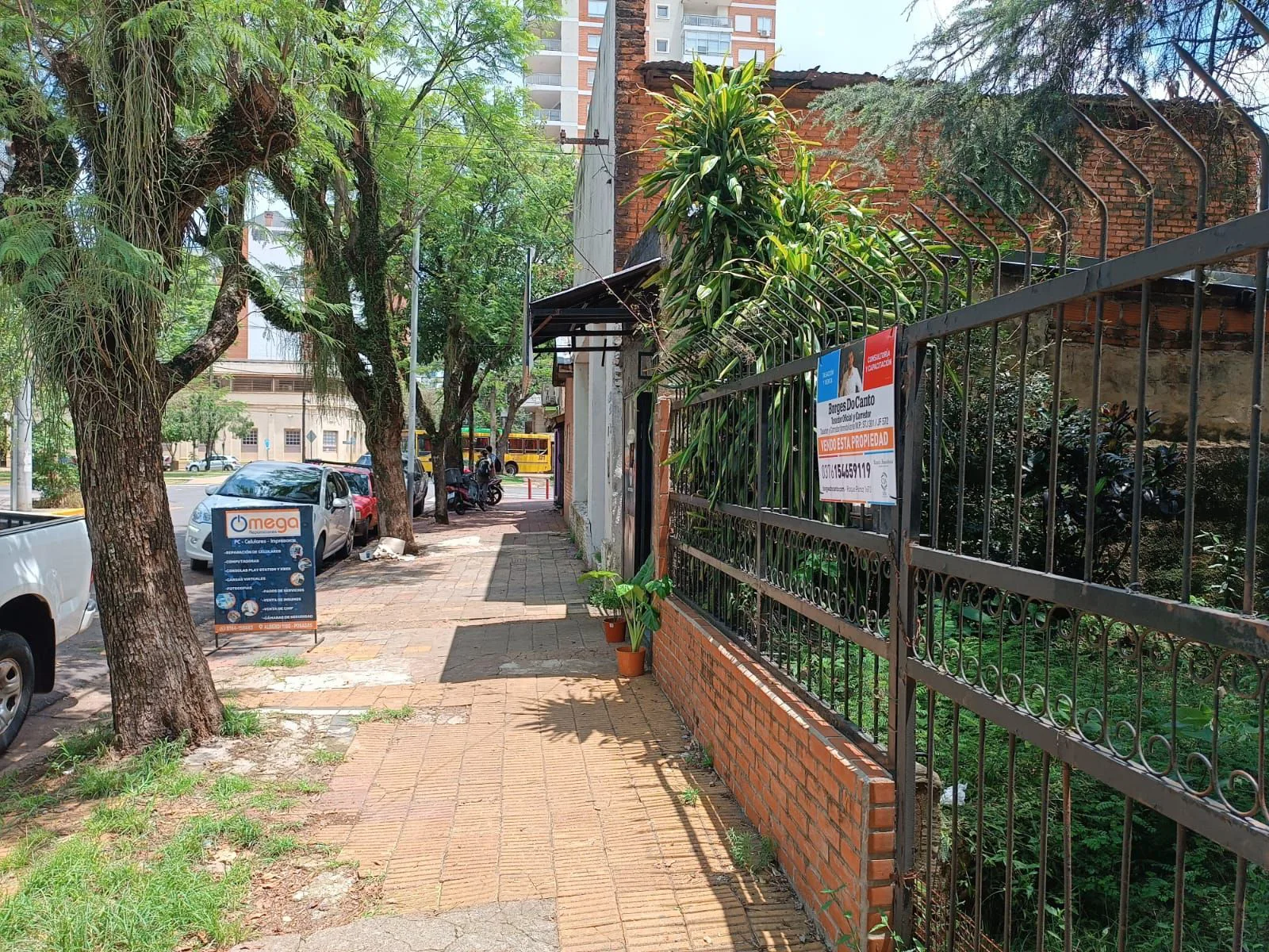 Casa sobre Alberdi a 30 mts del Centro Av Roque Perez y del Supermercado california Villa Sarita foto 3