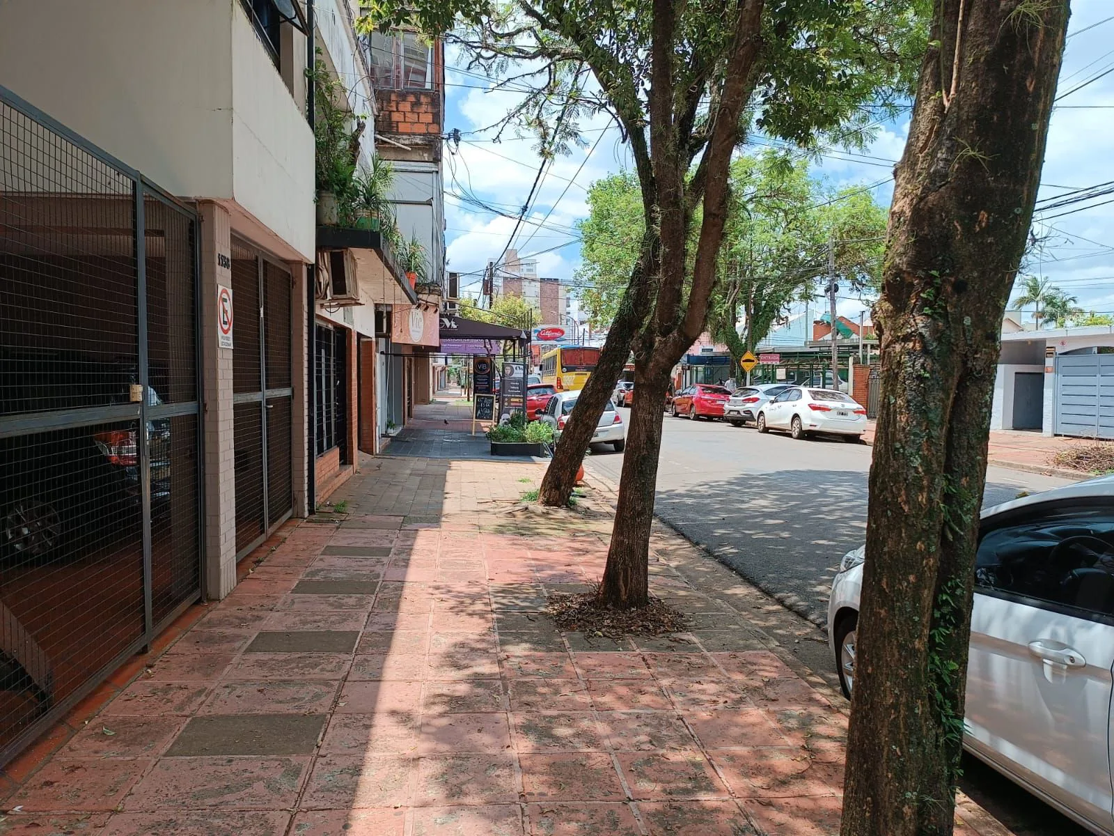 Casa sobre Alberdi a 30 mts del Centro Av Roque Perez y del Supermercado california Villa Sarita foto 4