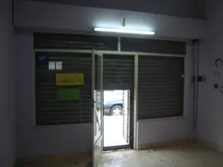 LONGCHAMPS: 5 LOCALES EN VENTA. OPORTUNIDAD DE INVERSION. ESQUINA CCIAL.PARADA COLECTIVO EN LA PUERTA. foto 1