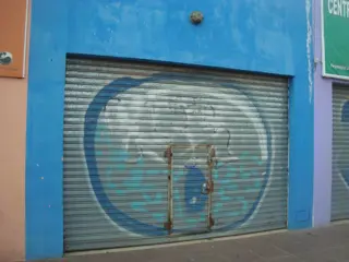 LONGCHAMPS: 5 LOCALES EN VENTA. OPORTUNIDAD DE INVERSION. ESQUINA CCIAL.PARADA COLECTIVO EN LA PUERTA. foto 2