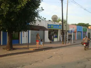 LONGCHAMPS: 5 LOCALES EN VENTA. OPORTUNIDAD DE INVERSION. ESQUINA CCIAL.PARADA COLECTIVO EN LA PUERTA. foto 4