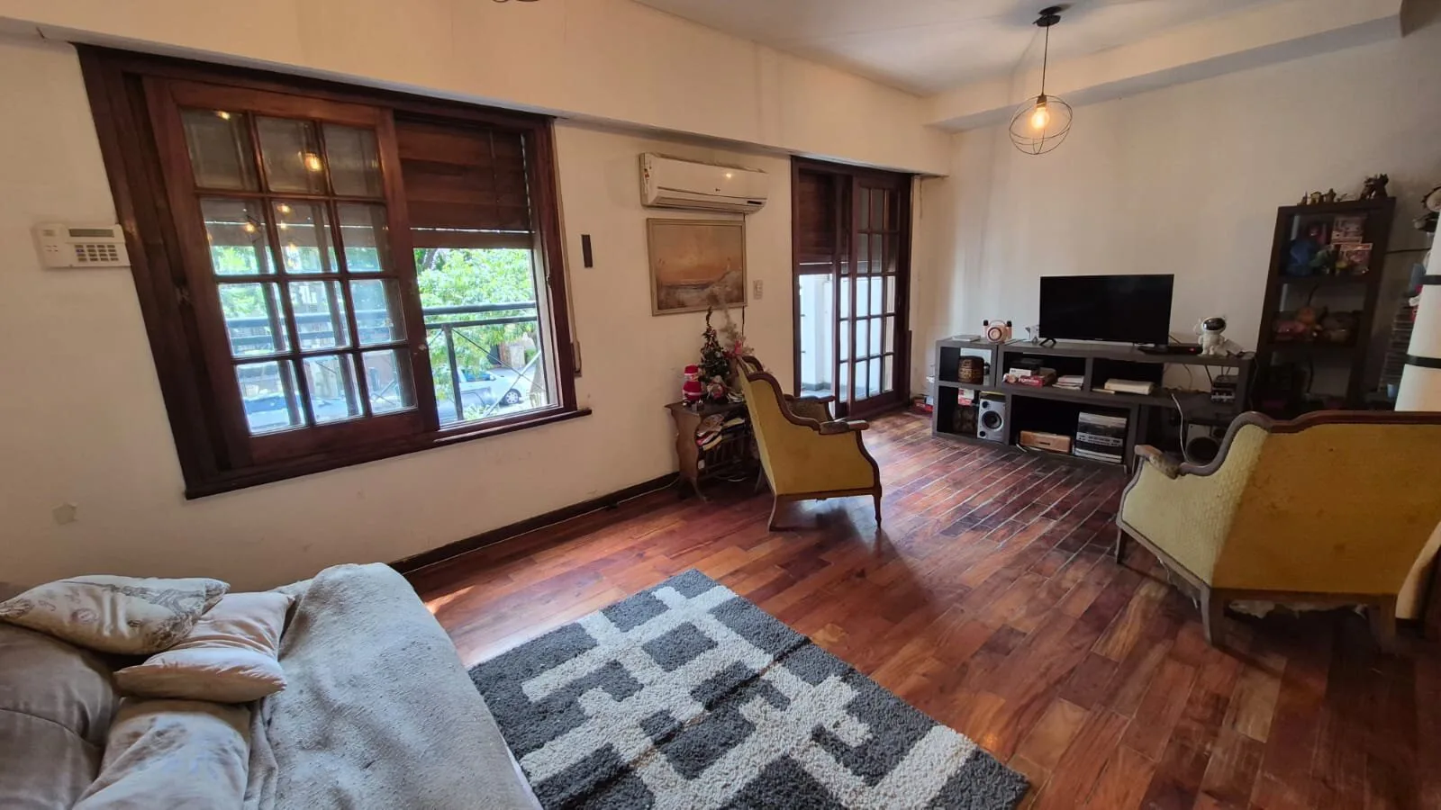VILLA DEVOTO-Casa a Refaccionar TRÍPLEX CON JARDÍN, TERRAZA Y 3 COCHERAS foto 2