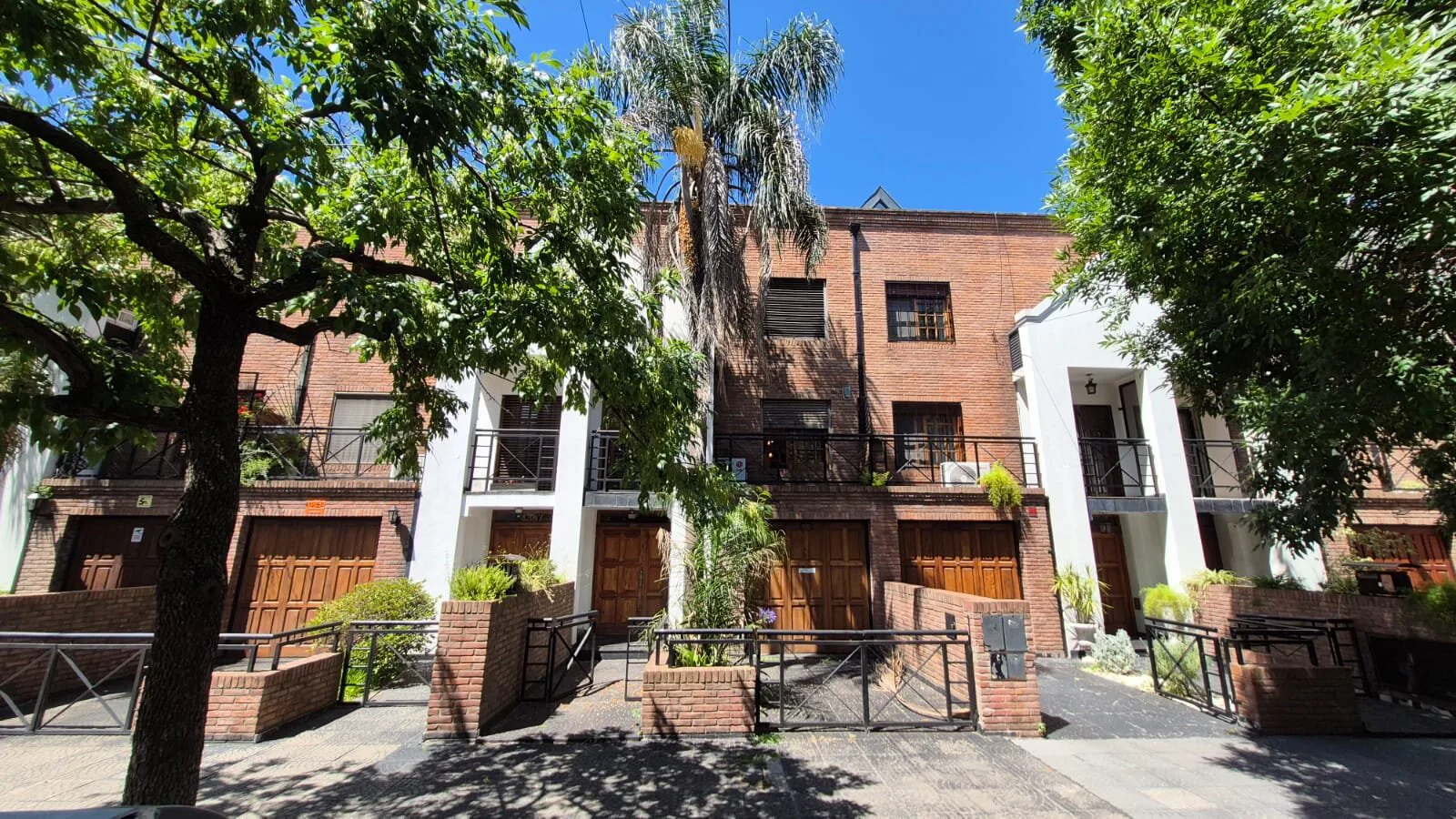 VILLA DEVOTO-Casa a Refaccionar TRÍPLEX CON JARDÍN, TERRAZA Y 3 COCHERAS foto 3