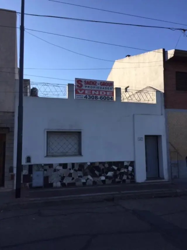 Casa en lote propio, 3 departamentos. Lote con patio y terraza - zona Pompeya