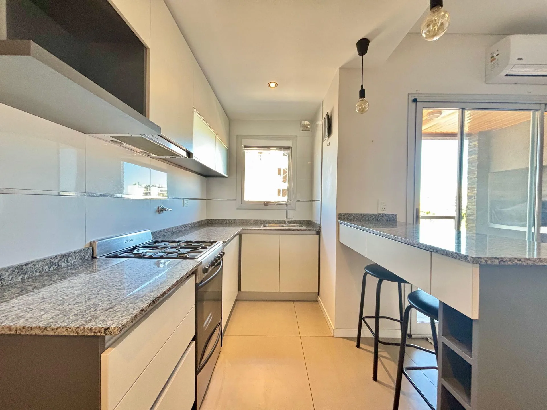 EN VENTA 3 AMB C/COCHERA DOBLE Y BALCON LANUS ESTE foto 2