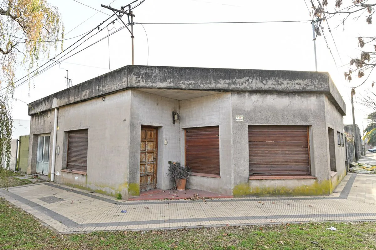 SE VENDE CASA 2 DORM C/ COCH y JARDIN