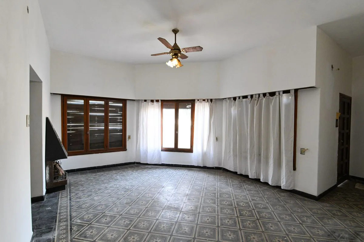 SE VENDE CASA 2 DORM C/ COCH y JARDIN foto 2