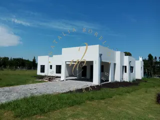 Importante casa de categoría a estrenar de tres dormitorios amplio parque y piscina. foto 1