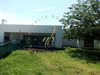 Importante casa de categoría a estrenar de tres dormitorios amplio parque y piscina. foto 2