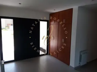 Importante casa de categoría a estrenar de tres dormitorios amplio parque y piscina. foto 4