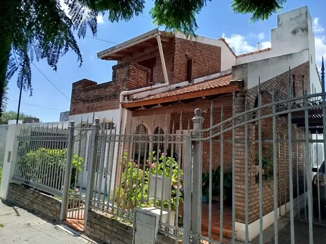 Casa 4 dorm. jardín y quincho, zona Esc de Policía