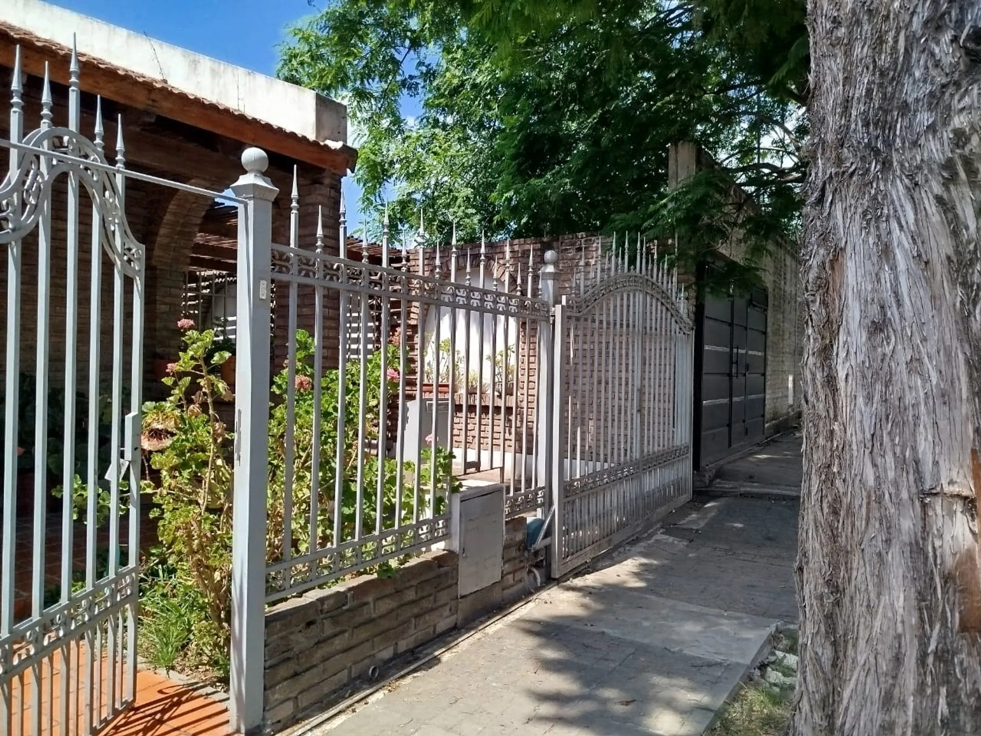 Casa 4 dorm. jardín y quincho, zona Esc de Policía foto 2