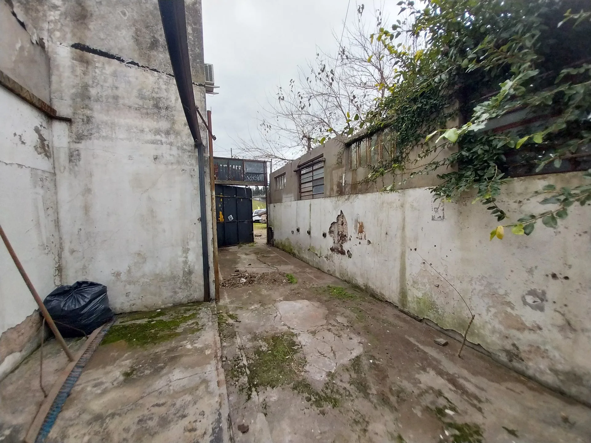 Terreno en venta en Ringuelet La Plata con galpón. foto 4
