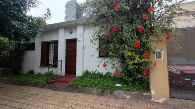 Venta casa 3 ambientes con jardín en Bernal