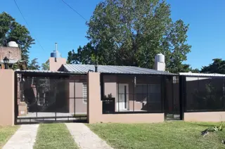 EXCELENTE PROPIEDAD DE CUATRO AMBIENTES NUEVA  MODERNA Y BIEN UBICADA CON JARDIN ENTRADA DE AUTO PASANTE GALPON Y FONDO LIBRE foto 1