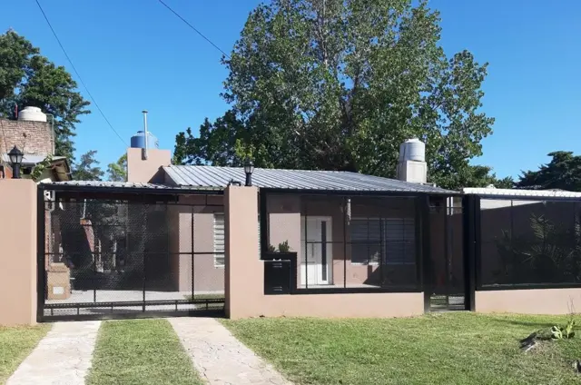 EXCELENTE PROPIEDAD DE CUATRO AMBIENTES NUEVA MODERNA Y BIEN UBICADA CON JARDIN ENTRADA DE AUTO PASANTE GALPON Y FONDO LIBRE