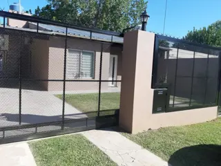 EXCELENTE PROPIEDAD DE CUATRO AMBIENTES NUEVA  MODERNA Y BIEN UBICADA CON JARDIN ENTRADA DE AUTO PASANTE GALPON Y FONDO LIBRE foto 2