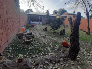 EXCELENTE PROPIEDAD DE CUATRO AMBIENTES NUEVA  MODERNA Y BIEN UBICADA CON JARDIN ENTRADA DE AUTO PASANTE GALPON Y FONDO LIBRE foto 5