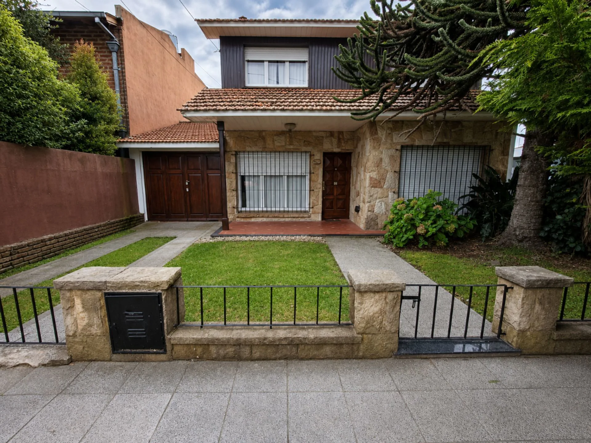 VENTA CHALET 5 AMB GARAGE PATIO Y QUINCHO