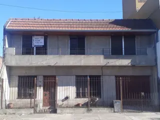 VENTA CASA 5 AMB. C/QUINCHO Y PILETA BERNAL OESTE foto 1