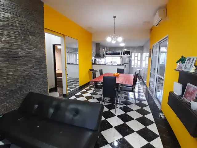 VENTA DE CASA DOS DORM. + DORM Y BAÑO DE SERVICIO