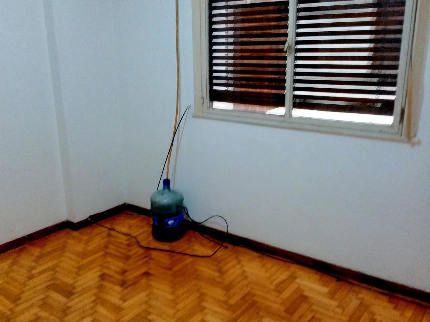 VENTA 2 AMBIENTES PERON Y CALLAO LUMINOSO AIRE ACONDICIONADO BAJAS EXPENSAS LATERALAL RECICLADO A NUEVO BAÑO COMPLETO foto 5