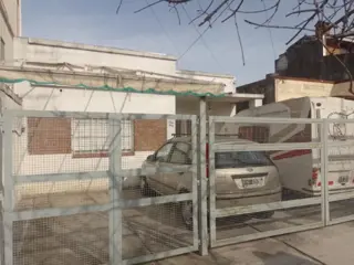 CASA DE DOS AMBIENTES CON ENTRADA DE AUTO. foto 1
