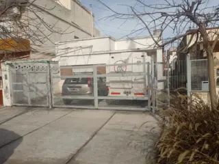 CASA DE DOS AMBIENTES CON ENTRADA DE AUTO. foto 3