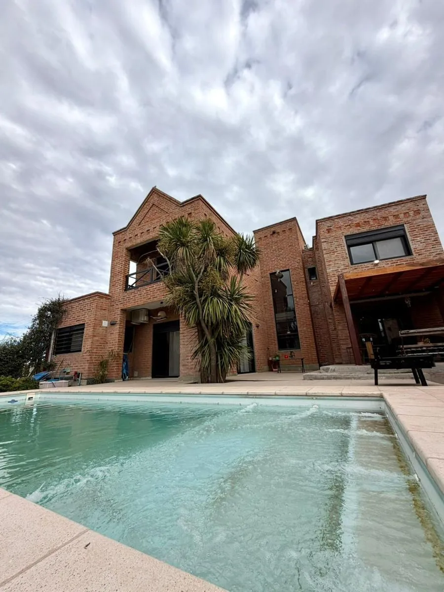 IMPORTANTE CASA EN VENTA BARRIO PALOS VERDES foto 2