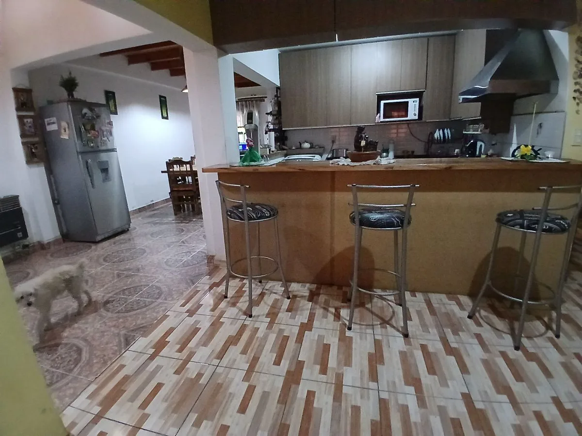 Casa de 5 dormitorios. APTA CREDITO. Chimbas foto 2