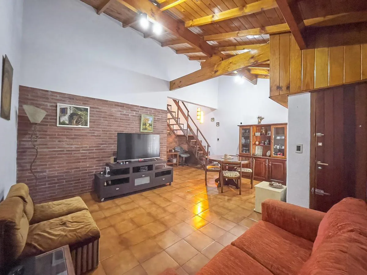 CASA TIPO CHALET, 4 AMBIENTES,CON PILETA Y QUINCHO foto 3
