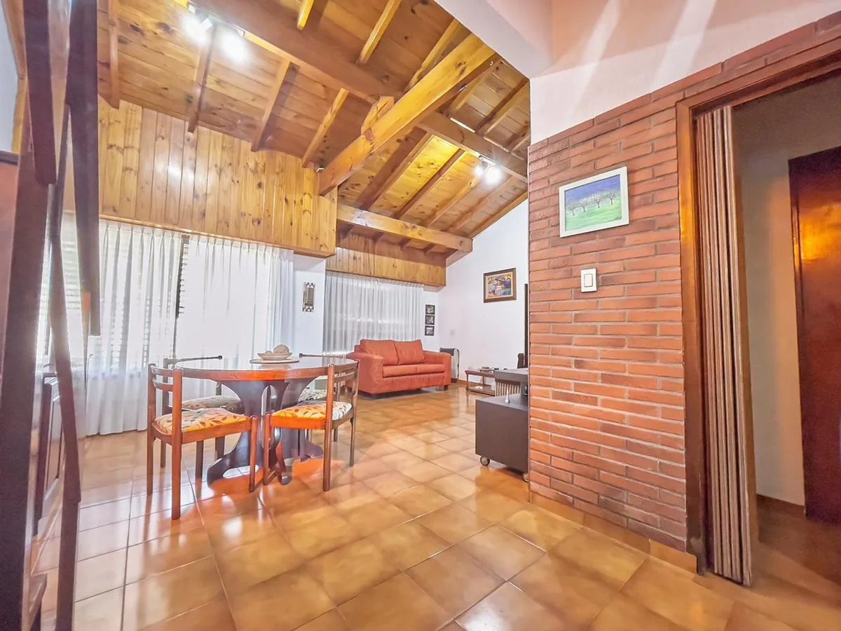 CASA TIPO CHALET, 4 AMBIENTES,CON PILETA Y QUINCHO foto 4